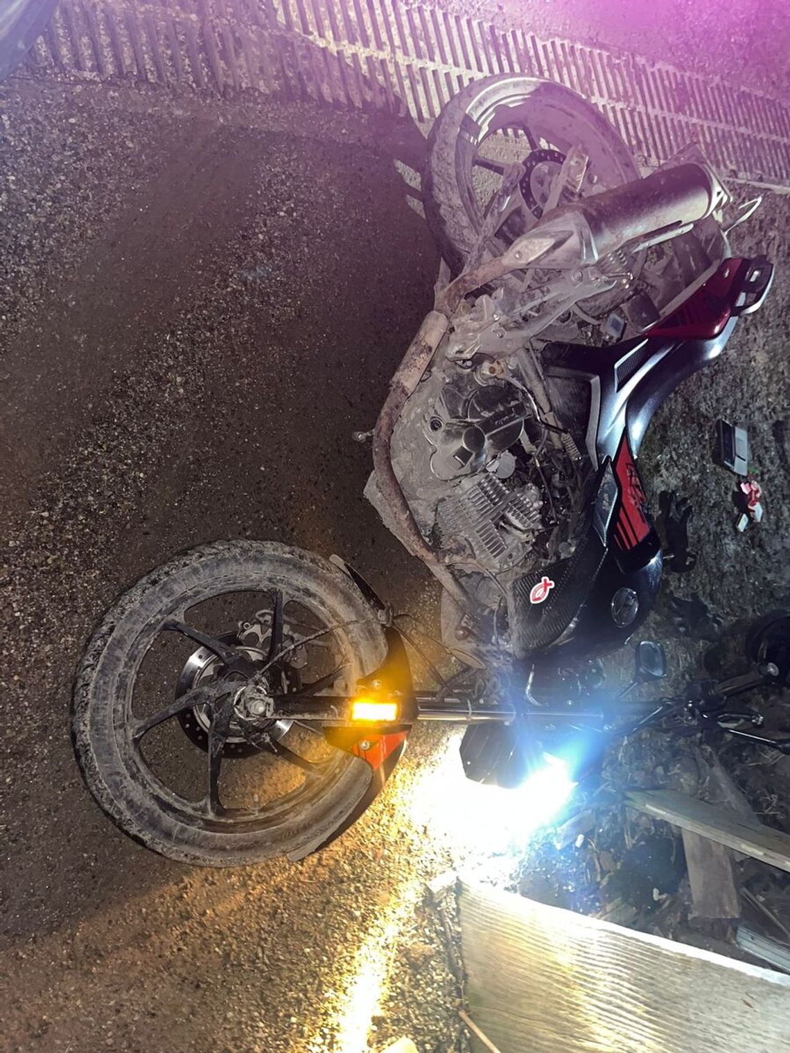 Zrobił w domu koszmarną awanturę, a potem próbował uciekać motorem. Od razu się przewrócił Zrobił w domu koszmarną awanturę, a potem próbował uciekać motorem. Od razu się przewrócił