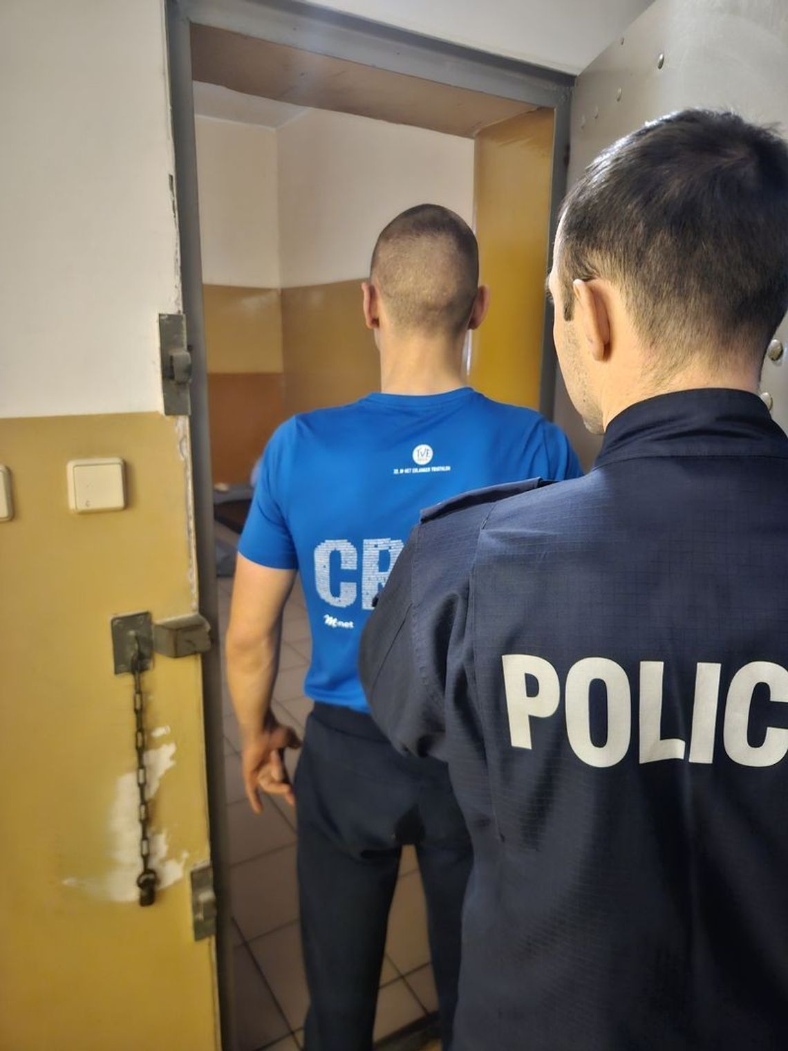 Zrobili taką imprezę, że przyjechała policja. 20-latek dokończył noc w celi. Był poszukiwany i miał kryształ