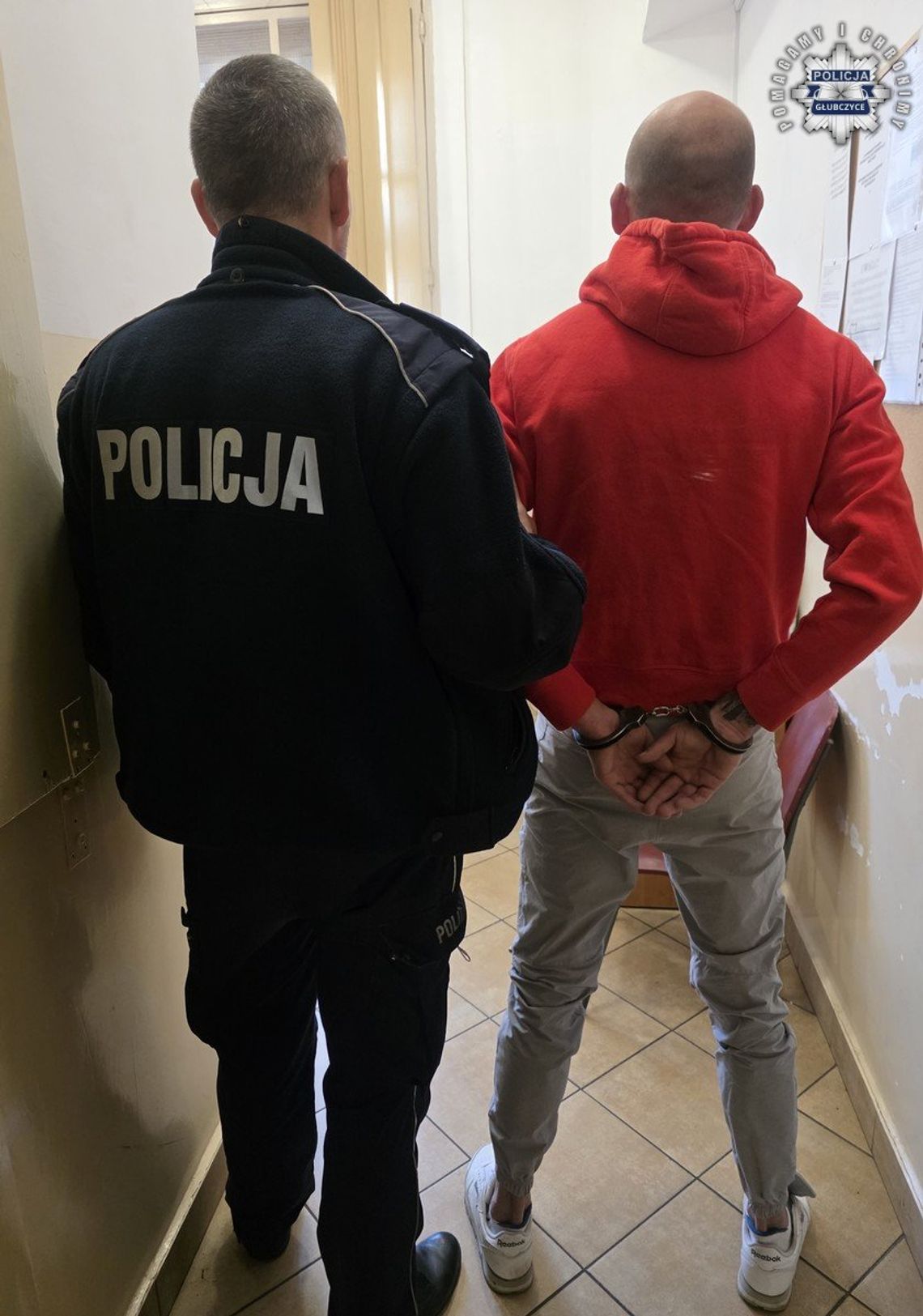 Zrobili taką imprezę, że przyjechała policja. Jeden z mężczyn byl poszukiwany i zabrali go do więzienia