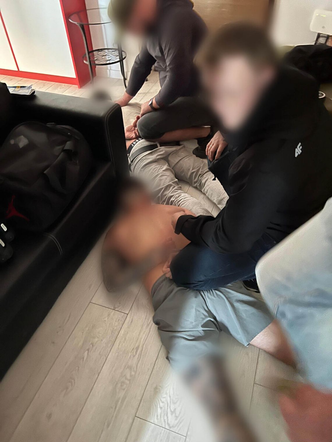 Zuchwała kradzież u jubilera. Poprosił o złoty łańcuszek i wybiegł z biżuterią za 600 tys. zł Zuchwała kradzież u jubilera. Poprosił o złoty łańcuszek i wybiegł z biżuterią za 600 tys. zł