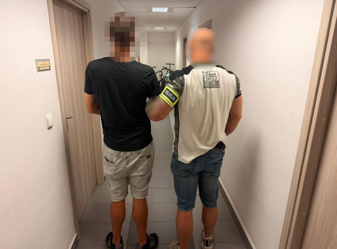Zuchwała kradzież w lombardzie. Złodziej w kilka sekund zawinął się z łańcuszkiem za 14 tysięcy zł Zuchwała kradzież w lombardzie. Złodziej w kilka sekund zawinął się z łańcuszkiem za 14 tysięcy zł