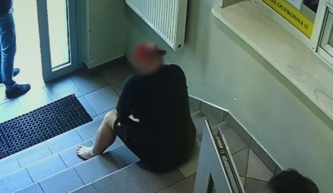 Zuchwała kradzież w salonie jubilerskim. Sprawca próbował przeczekać pościg, kryjąc się na komendzie
