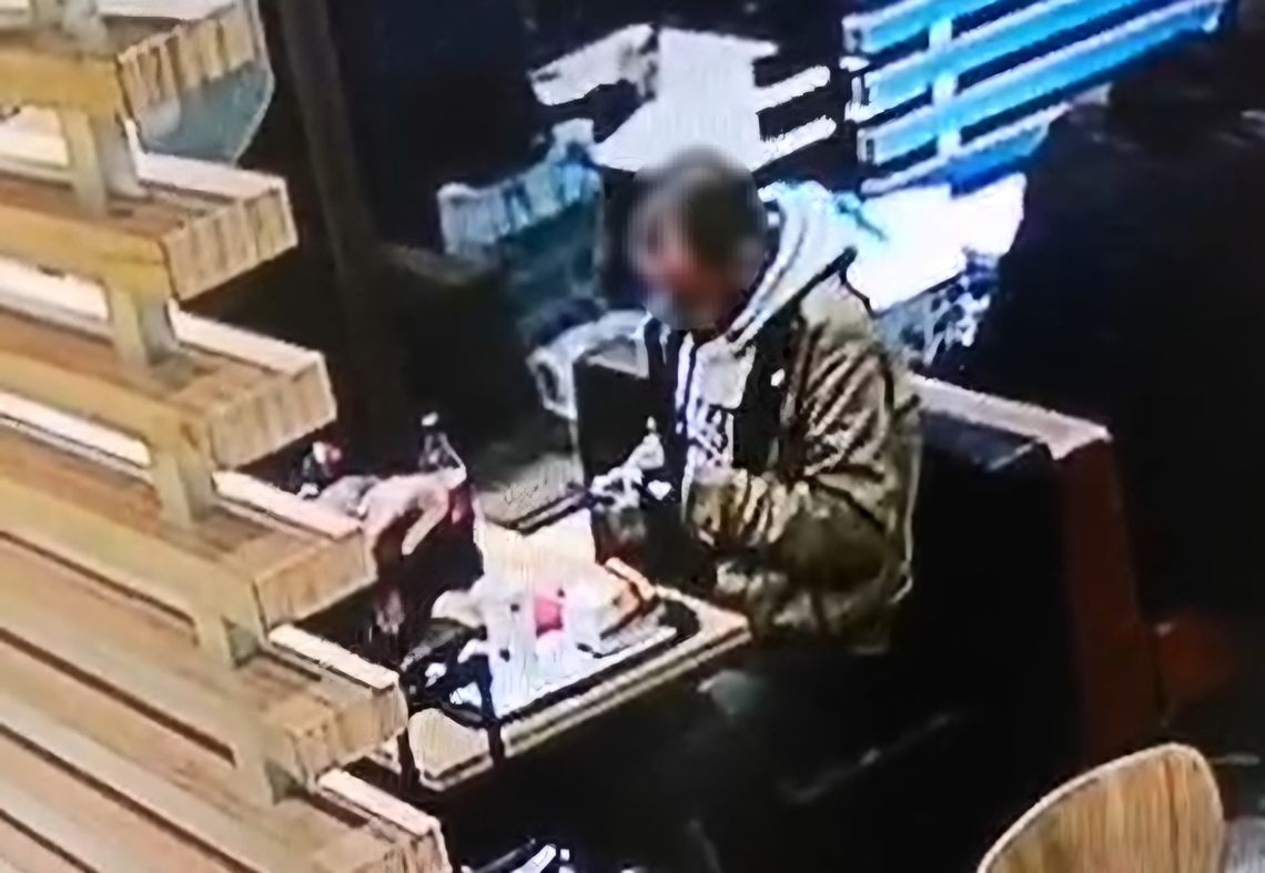 Zuchwały złodziej okradł mężczyznę w restauracji. Poszkodowany spał z telefonem w ręku