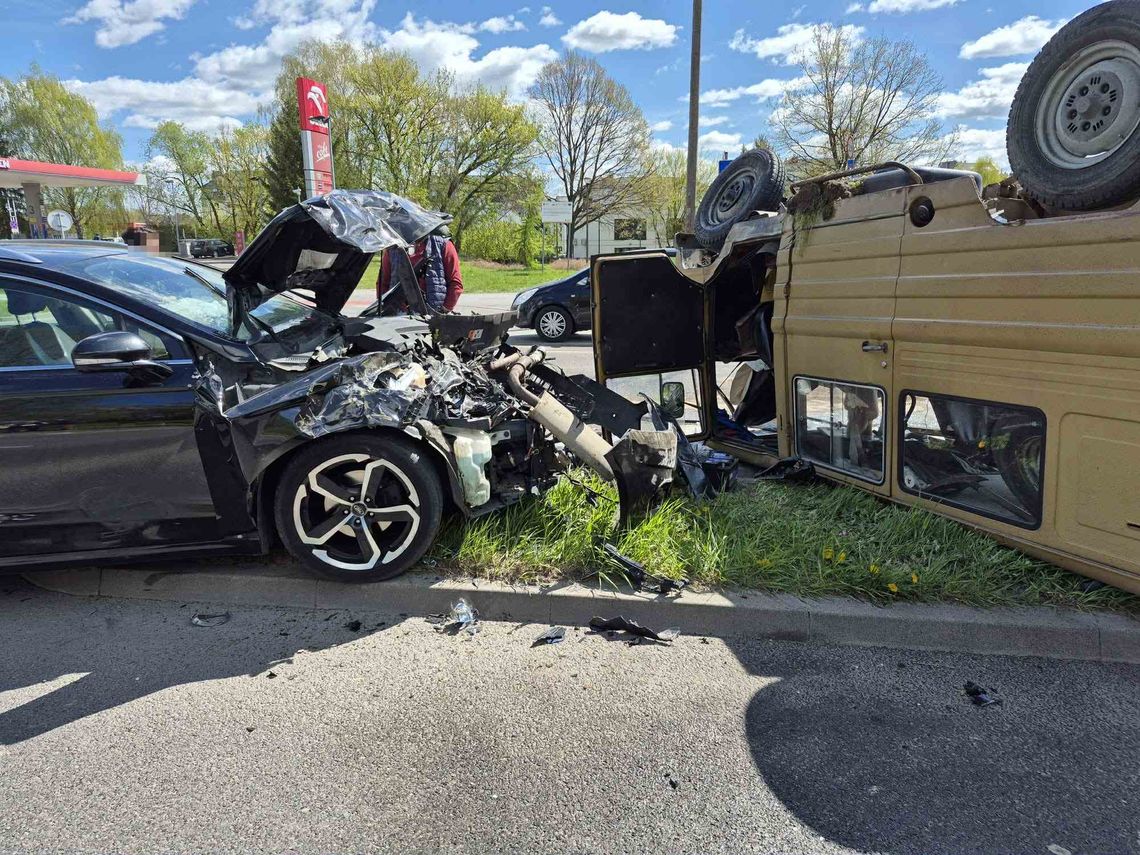 Żuk dachował po zderzeniu z Fordem. Groźnie wyglądająca kolizją na skrzyżowaniu w Świdniku