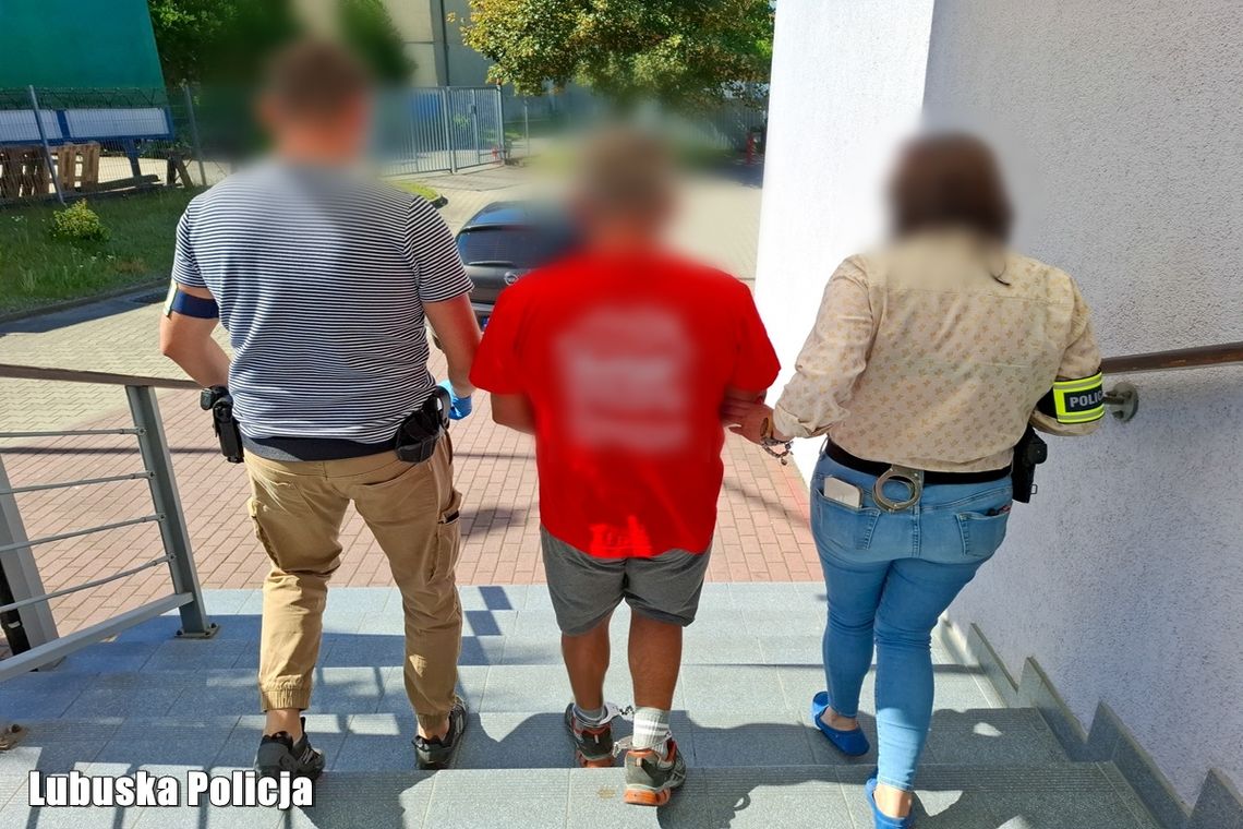 Zwabili go w ustronne miejsce, a potem pobili rurą i deską. Zatrzymano dwóch mężczyzn i kobietę