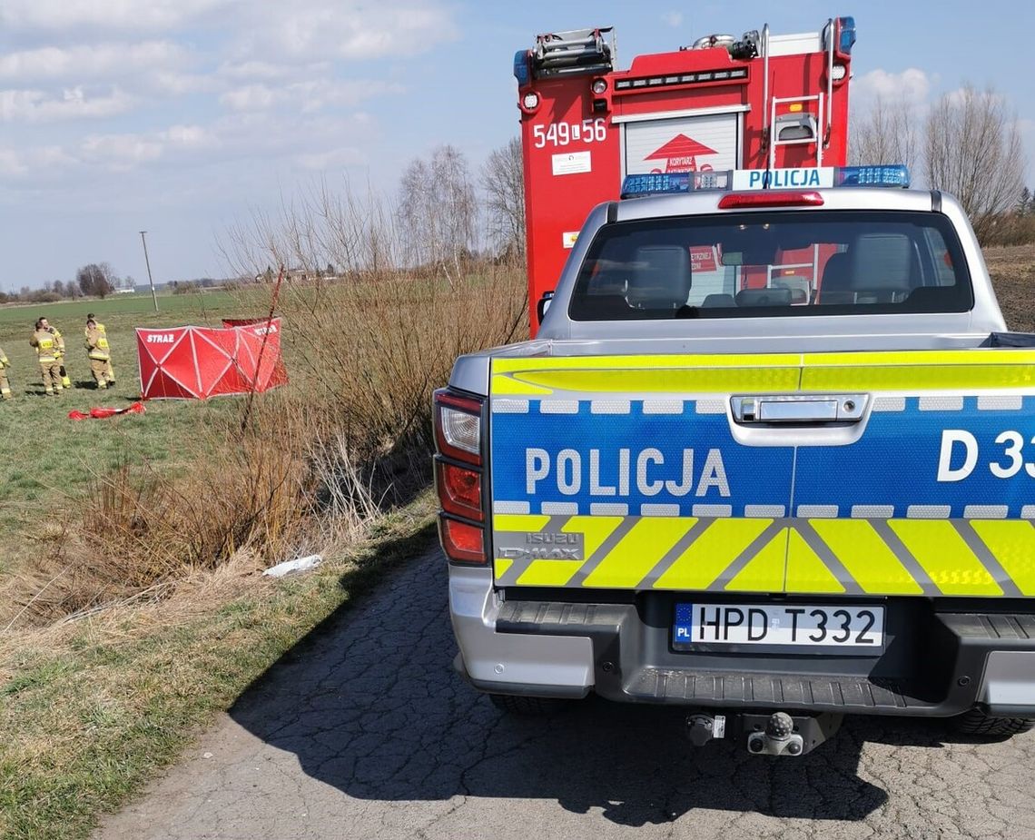 Zwłoki mężczyzny w rowie melioracyjnym. Policja bada okoliczności śmierci 62-latka
