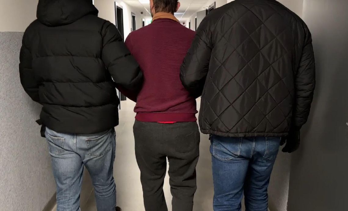 Zwłoki mężczyzny znalezione w mieszkaniu. Policja zatrzymała dwóch podejrzanych