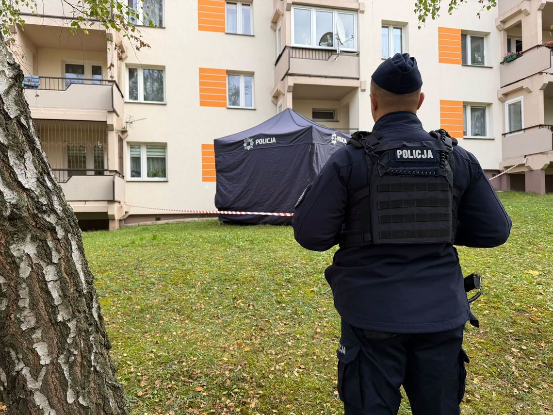Zwłoki na balkonie. W mieszkaniu znaleziono jeszcze ciała kobiety i dwóch młodych mężczyzn