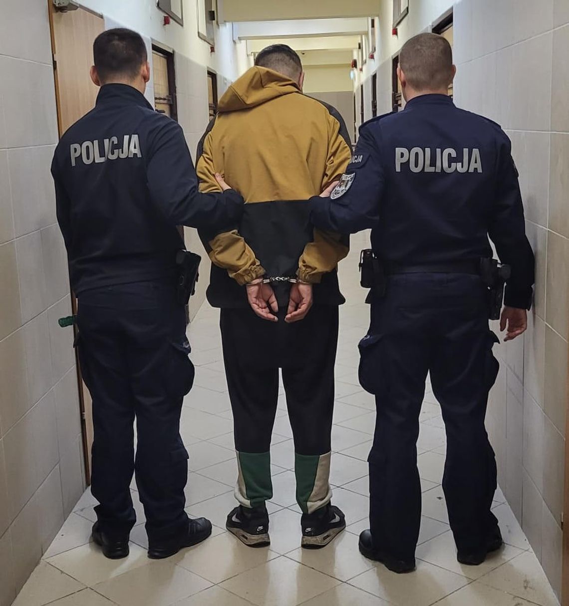 Zwyrodniały syn znęcał się nad matką. Miarka się przebrała, gdy rzucał nią butelkami po piwie