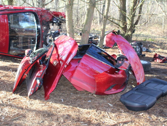 skradziona mazda rozebrana w lesie 1