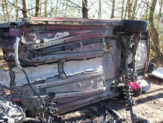 skradziona mazda rozebrana w lesie 4